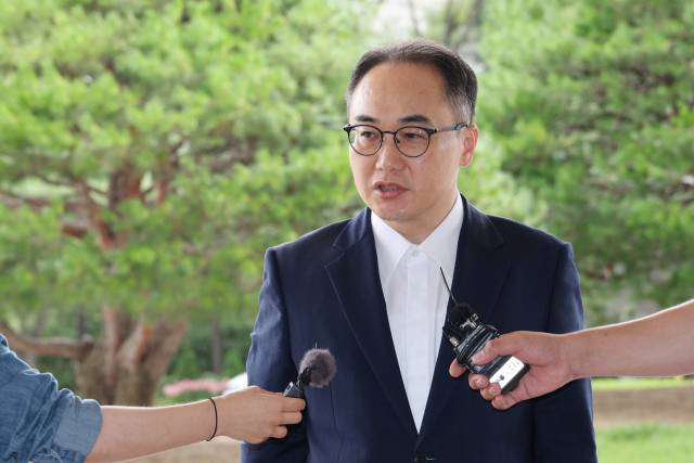 이원석 검찰총장이 5일 서울 서초구 대검찰청으로 출근하며 취재진 질문에 답하고 있다. 연합뉴스