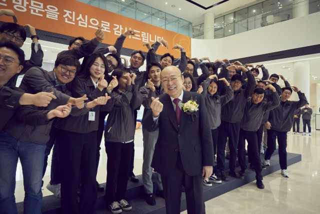 김승연 한화 회장이 지난 3월 한화에어로스페이스 대전 R＆D 캠퍼스에서 직원들과 단체사진을 찍고 있다. 사진 제공=한화