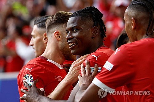 잉글랜드가 축구 종가의 자존심을 지켰다. 8강에서 만난 다크호스 스위스를 승부차기 끝에 제압하면서 4강 진출에 성공, 지난 대회에 이어 두 대회 연속 준결승에 올랐다. 직전 대회에서 이탈리아에 패배해 준우승에 그쳤던 잉글랜드는 다시 한번 유럽 챔피언 자리를 바라볼 수 있게 됐다. 사진 연합뉴스