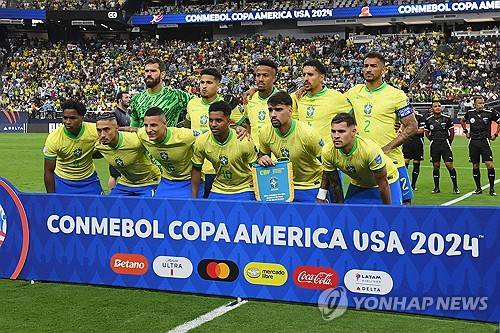 브라질은 7일 미국 라스베이거스에서 위치한 엘리전트 스타디움에서 열린 우루과이와의 2024 CONMEBOL 코파 아메리카 8강에서 승부차기 끝에 패했다. 토너먼트 첫 경기부터 남미 강호 우루과이를 만난 브라질은 선수 1명이 퇴장을 당해 수적 열세에 처한 우루과이를 상대로 골을 넣지 못하면서 0 대 0으로 경기를 마쳤다. 결국 경기는 승부차기로 넘어갔는데 승부차기에서 브라질이 2명이 실축해 2 대 4로 패하면서 준결승행 티켓을 우루과이에 넘겨줬다. 연합뉴스
