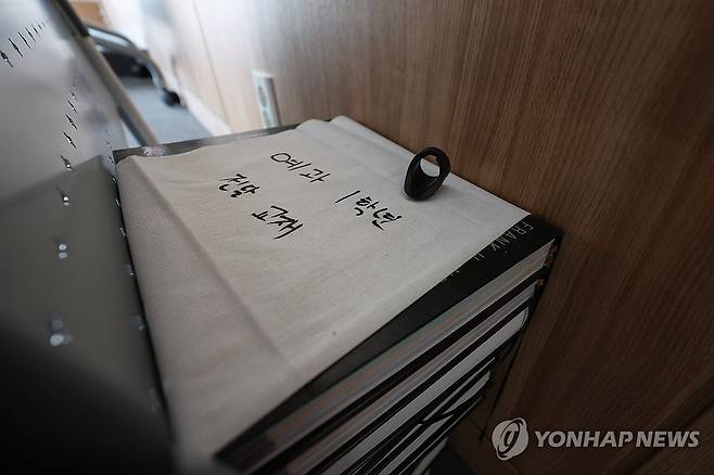 '예과 1학년 전달 교재' 지난 5월 19일 서울 시내 한 의과대학 강의실에 예과 1학년 학생에게 전달할 교재가 쌓여 있다. [연합뉴스 자료사진. 재판매 및 DB 금지]