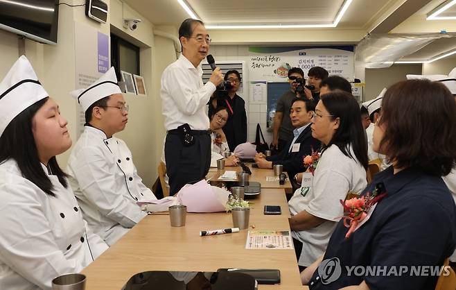 격려사 하는 한덕수 총리 (서울=연합뉴스) 최재구 기자 = 한덕수 국무총리가 7일 서울 종로구 청년밥상문간 슬로우점을 방문, 경계선지능 청년과 보호자들을 만난 자리에서 격려사를 하고 있다. 2024.7.7 jjaeck9@yna.co.kr