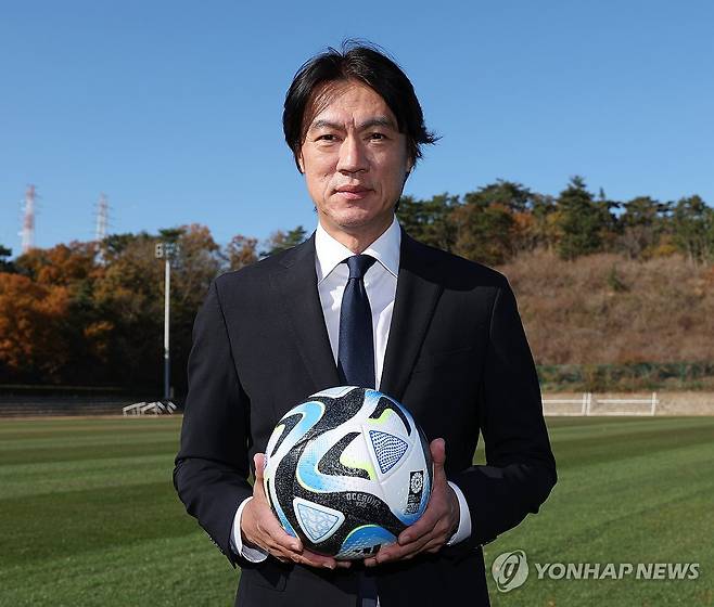 축구 국가대표팀 사령탑으로 내정된 홍명보 울산 HD감독 (서울=연합뉴스) 차기 축구 국가대표팀 감독으로 내정된 홍명보 울산 HD감독.
    지난 2023년 11월 프로축구 울산 현대 홍명보 감독이 울산시 동구 구단 클럽하우스에서 진행된 인터뷰에 앞서 포즈를 취하고 있다. 2024.7.7 [연합뉴스 자료사진] jeong@yna.co.kr