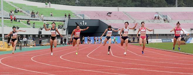 서지현, 백제왕도 전국육상경기대회 여자 100ｍ 우승 (서울=연합뉴스) 서지현(오른쪽 세 번째)이 7일 전북 익산종합운동장에서 열린 백제왕도 익산 2024 전국육상경기대회 여자 일반부 100ｍ 결선에서 가장 먼저 결승선을 통과하고 있다. [대한육상연맹 제공. 재판매 및 DB금지]