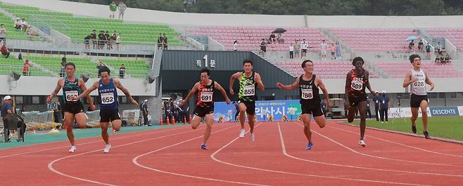 김태효, 백제왕도 전국육상경기대회 남자 100ｍ 우승 (서울=연합뉴스) 김태효(왼쪽 두 번째)이 7일 전북 익산종합운동장에서 열린 백제왕도 익산 2024 전국육상경기대회 여자 일반부 100ｍ 결선에서 가장 먼저 결승선을 통과하고 있다. [대한육상연맹 제공. 재판매 및 DB금지]