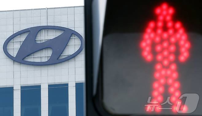 올해 임금협상 교섭 결렬을 선언한 현대자동차 노조의 파업 찬반투표를 하루 앞둔 23일 오후 서울 서초구 양재동 현대자동차그룹 본사 인근 건널목 신호등에 멈춤을 뜻하는 붉은 신호가 나오고 있다. 2024.6.23/뉴스1 ⓒ News1 박정호 기자