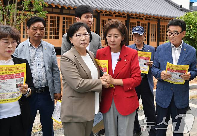 나경원 국민의힘 당대표 후보가 8일 오전 광주시 동구 정율성 역사공원 조성사업 현장을 찾아 연평도 포격 전사자 고 서정우 하사의 어머니 김오복 씨의 설명을 들은 후 손을 잡고 있다.(나경원 후보 캠프 제공)2024.7.8/뉴스1