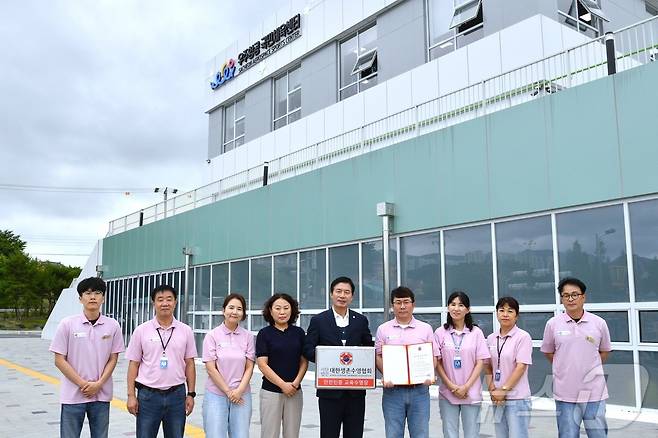 국민체육센터 생존수영 교육수영장 안전기관 인증 획득 기념사진.(사천시 제공)