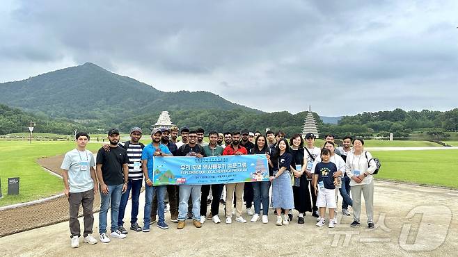 지난 7일 전북 거주 외국인근로자 30여명이 익산 미륵사지에서 '전북 역사 배우기' 프로그램을 경험하고 기념 촬영을 하고 있다.2024.7.8.(전북국제협력진흥원 전북외국인근로자지원센터 제공)/뉴스1