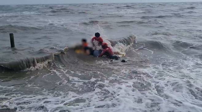 지난 6일 인천시 옹진군 영흥면 선재리 목섬에 고립된 10대 중학생 A군을 해경이 구조하고 있다. /인천해양경찰서