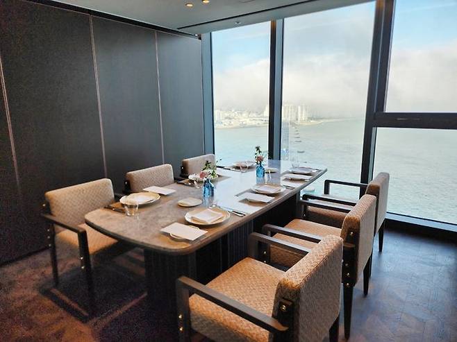 지난 5일 27층에 오픈한 온 더 클라우드 바&그릴 룸의 모습. 이 공간은 분리 및 확장이 가능해 최대 12명 까지 수용이 가능하다.ⓒ임유정 기자