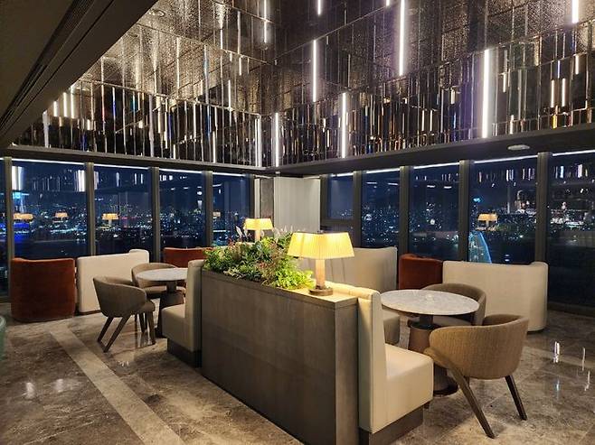27층에 위치한 ‘온 더 클라우드 bar’의 모습.ⓒ임유정 기자