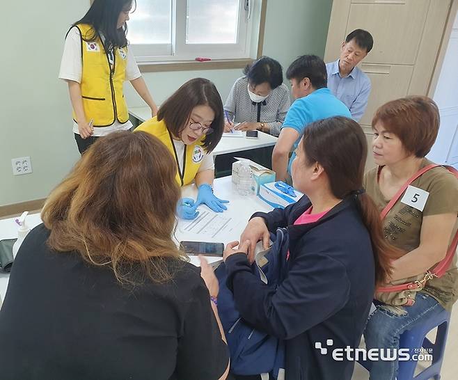 가톨릭중앙의료원 의료진이 포천 이주민 의료봉사를 펼치고 있다.