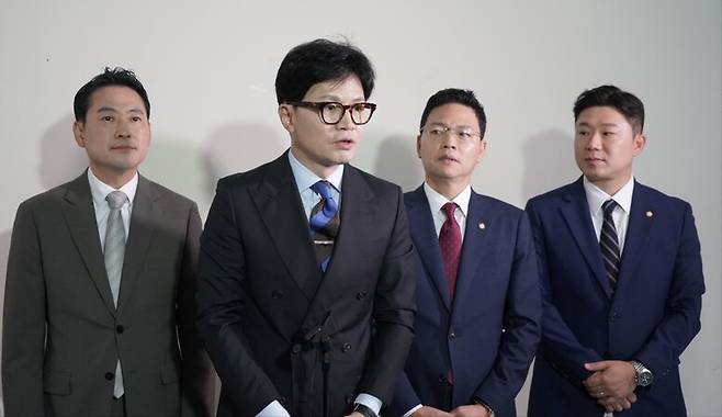 국민의힘 당대표 선거에 출마한 한동훈 후보(왼쪽 둘째)가 지난 6일 경기도 성남시 분당구청에서 열린 분당갑 당원조직대회에서 취재진의 질문에 답하고 있다. 한동훈 후보 캠프 제공