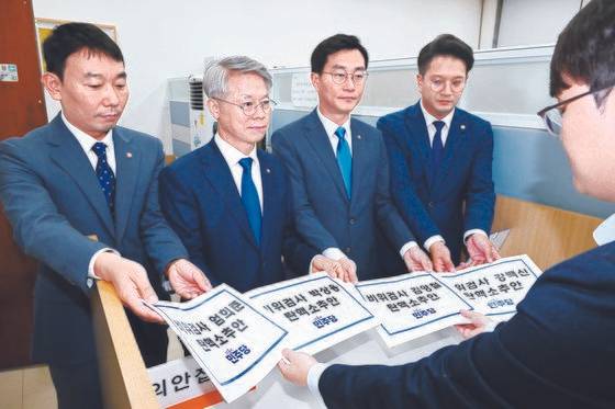 더불어민주당 김용민(왼쪽부터), 민형배, 장경태, 전용기 의원이 2일 오후 서울 여의도 국회 의안과에서 '비위 의혹' 검사 4명에 대한 탄핵소추안을 제출하고 있다. 연합뉴스