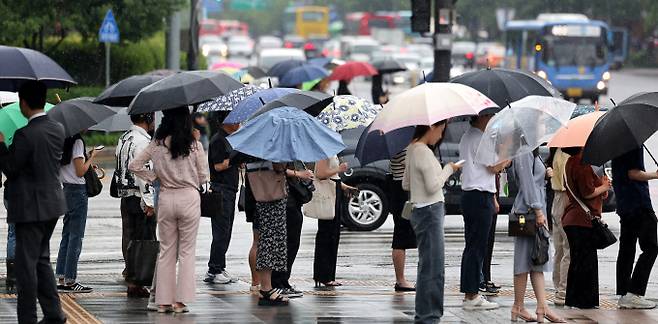 8일 월요일은 전국이 대체로 흐린 날씨를 보이겠다. 장마가 시작된 지난 2일 서울 광화문네거리 일대. /사진=뉴스1