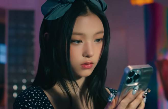 뉴진스 ‘Right Now’ 뮤직비디오에 등장한 아이폰 15 [하이브 레이블스 유튜브 갈무리]