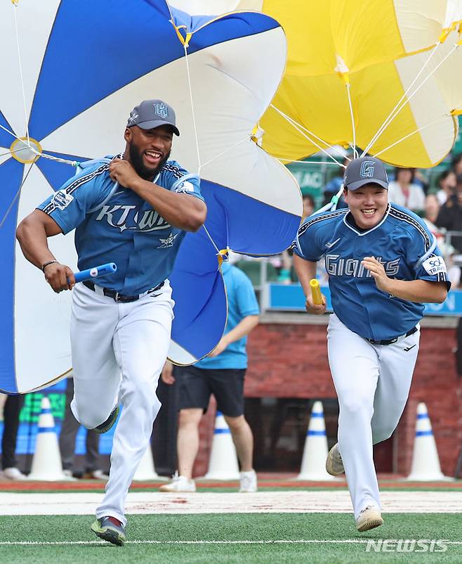 [인천=뉴시스] 김금보 기자 = 6일 오후 인천 SSG 랜더스필드에서 열린 2024 KBO 올스타전 썸머레이스에서 kt 로하스와 롯데 정보근이 달리고 있다. 2024.07.06. kgb@newsis.com