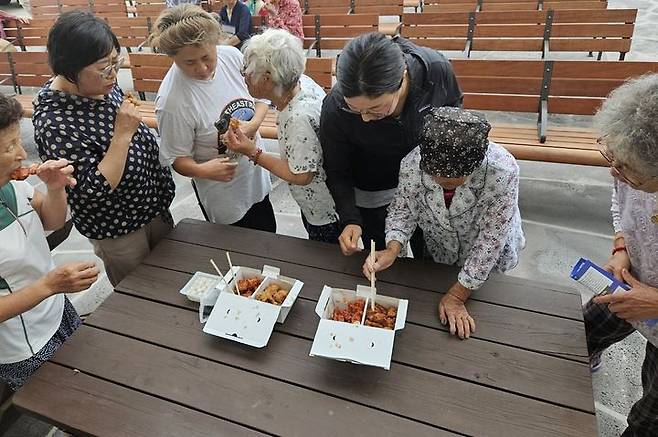 [제주=뉴시스] 지난 3일 비양도 주민들이 드론으로 배송된 치킨을 맛보고 있다. (사진=제주도 제공) 2024.07.08. photo@newsis.com *재판매 및 DB 금지