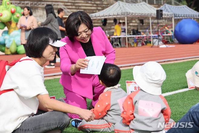 [과천=뉴시스] 지난해 열린 과천 어린이집 한마음 체육대회에서 신계용 시장이 아이에게 햇볕을 가려주고 있다. (사진=과천시 제공)  *재판매 및 DB 금지