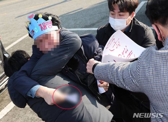 [부산=뉴시스] 하경민 기자 = 2일 오전 부산 강서구 대항전망대에서 이재명 더불어민주당 대표를 흉기로 피습한 용의자가 흉기를 든 채 경찰에 제압되고 있다. 2024.01.02. yulnetphoto@newsis.com