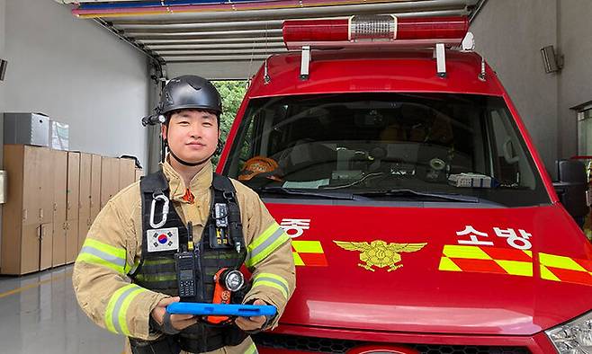 유해화학물질 대응 전문 소방관인 김진섭 소방사가 5일 세종 조치원소방서 현장지휘차량 앞에서 환하게 웃고 있다.