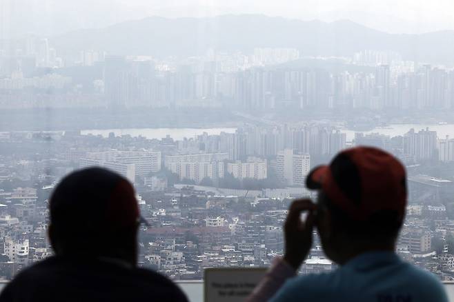 지난 5일 서울 남산타워에서 바라본 서울시내 아파트 모습. 뉴시스