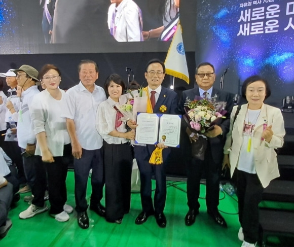 김형재 의원(오른쪽 세 번째)이 세계자유민주연맹에서 수여하는 ‘자유장’을 수상했다.