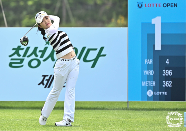 이예원이 KLPGA 투어 롯데 오픈 1라운드 1번 홀에서 티샷을 날리고 있다. 사진 제공=KLPGA