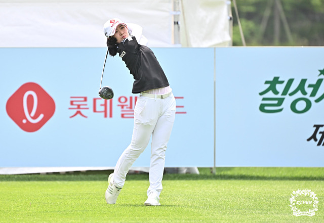 황유민이 KLPGA 투어 롯데 오픈 1라운드 1번 홀에서 티샷을 날리고 있다. 사진 제공=KLPGA