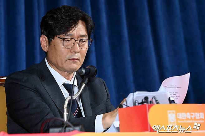 이임생 기술총괄이사가 8일 서울 종로구 신문로에 있는 축구회관에서 홍명보 축구 국가대표팀 선임과 관련해 홍 감독이 최종 후보에 오른 다른 외국인 감독과 비교우위에 있었다고 말했다.&nbsp;고아라 기자