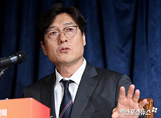 이임생 기술총괄이사가 8일 서울 종로구 신문로에 있는 축구회관에서 홍명보 축구 국가대표팀 선임과 관련해 홍 감독이 최종 후보에 오른 다른 외국인 감독과 비교우위에 있었다고 말했다.&nbsp;고아라 기자