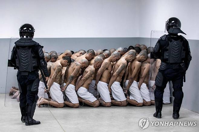 하의만 입은 채 모여 앉아 있는 엘살바도르 피구금자들 [엘살바도르 대통령실 제공. AFP 연합뉴스 자료사진. 재판매 및 DB 금지]