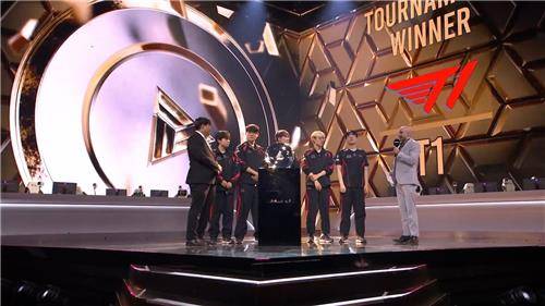 EWC 2024 우승 후 무대 인터뷰하는 T1 [아프리카TV EWC 2024 공식 중계 방송 캡처]