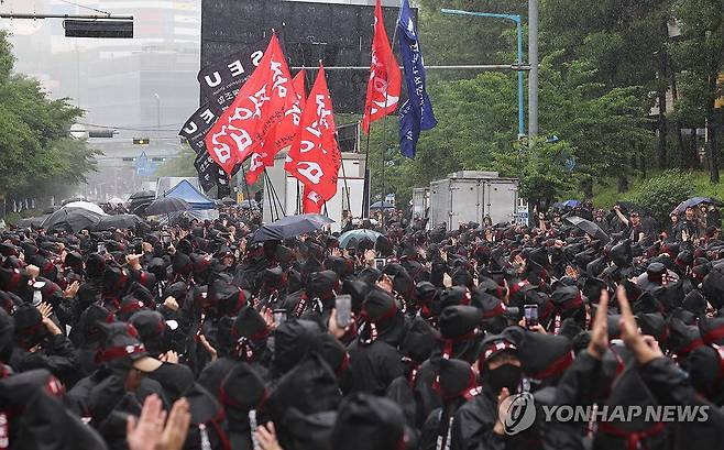 총파업 깃발 든 삼성전자 노조 (화성=연합뉴스) 홍기원 기자 = 8일 오전 경기도 화성시 삼성전자 화성사업장 앞에서 열린 전국삼성전자노동조합 총파업 결의대회에서 조합원들이 입장하는 깃발을 보며 박수치고 있다. 2024.7.8 xanadu@yna.co.kr