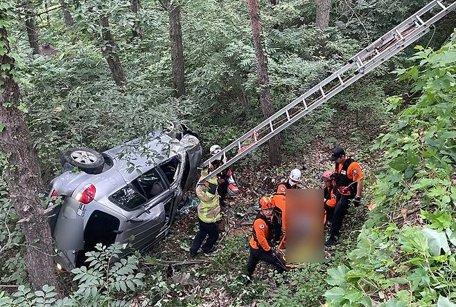 차량 추락 [경남소방본부 제공. 재판매 및 DB 금지]