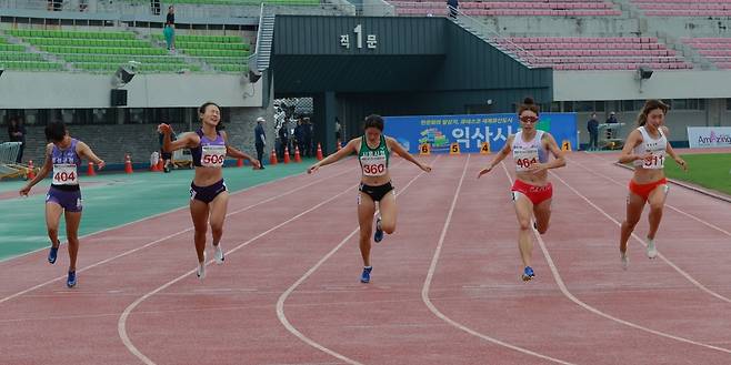 이아영, 여자 200ｍ 우승 (서울=연합뉴스) 이아영(오른쪽 두 번째)이 8일 전북 익산종합운동장에서 열린 백제왕도 익산 2024 전국육상경기대회 여자 200ｍ 결선에서 가장 먼저 결승선을 통과하고 있다. [대한육상연맹 제공. 재판매 및 DB금지]