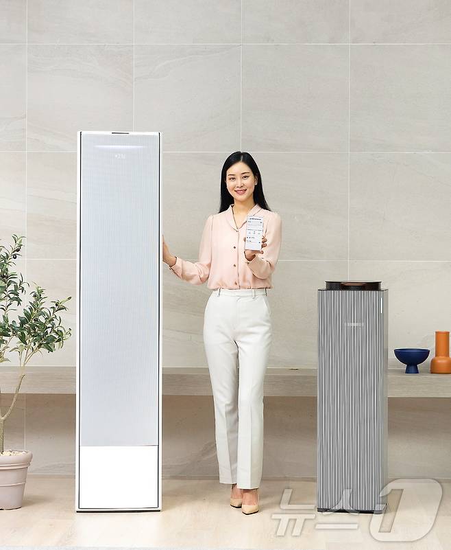 삼성전자 모델이 스마트싱스 '스마트 포워드' 업데이트를 통해 새로 추가된 공기청정기 부스터 기능을 소개하고 있다.(삼성전자 제공)