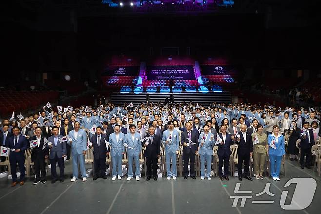 9일 서울 송파구 올림픽공원 올림픽홀에서 열린 2024 파리올림픽 선수단 결단식에서 한덕수 국무총리와 유인촌 문화체육관광부 장관, 이기흥 대한체육회장 및 참가 선수단이 기념 촬영하고 있다. (공동취재) 2024.7.9/뉴스1 ⓒ News1 이동해 기자