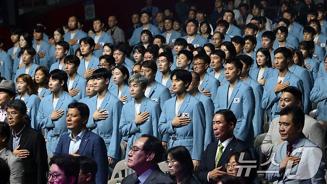 9일 서울 송파구 올림픽공원 올림픽홀에서 열린 2024 파리올림픽 선수단 결단식에서 선수 등이 국민의례를 하고 있다. (공동취재) 2024.7.9/뉴스1 ⓒ News1 이동해 기자