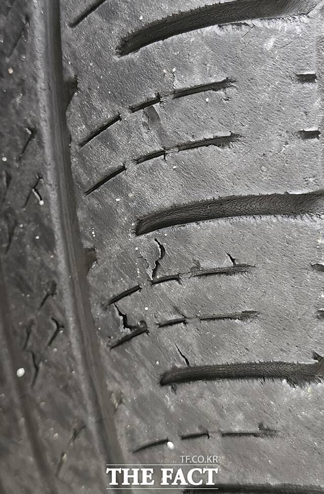 제보자 손씨가 제공한 금호타이어 '크루젠HP-71' 타이어 표면의 모습. 도심 위주의 주행에도 타이어 일부가 금이 가고, 고무가 떨어져 나가는 현상이 목격됐다. /독자 제공