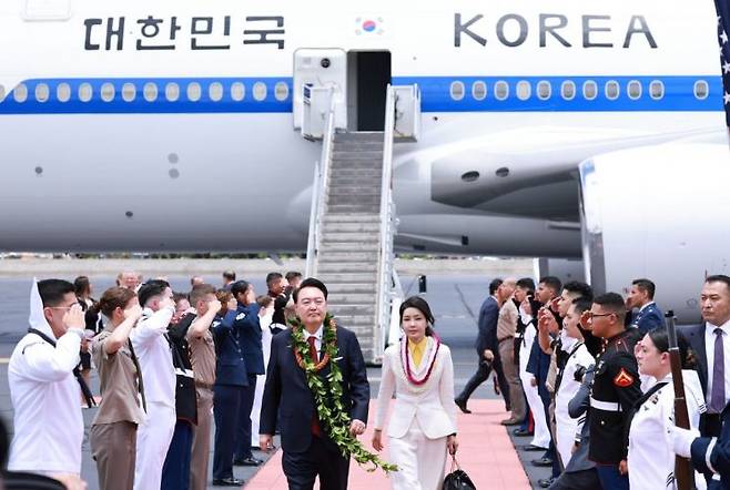 윤석열 대통령과 김건희 여사가 8일(현지시간) 북대서양조약기구(NATO·나토) 75주년 정상회의 참석에 앞서 미국 하와이 히캄 공군기지에 도착해 도열병의 거수 경례를 받으며 공항을 빠져나가고 있다. [이미지출처=연합뉴스]