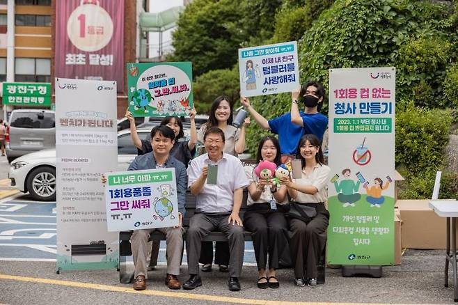 커비박을 활용해 만든 벤치에 앉아 있는 김경호 광진구청장과 직원들