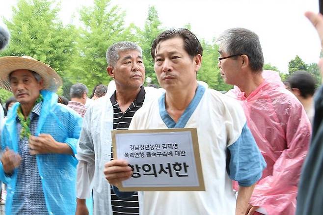 전국농민회총연맹 부산경남연맹 조병옥 의장이 김재영 사무국장이 구속된 것에 대한 항의서한을 제출하기 위해 경남경찰청 청사 안으로 향하고 있다. [사진=이세령 기자]