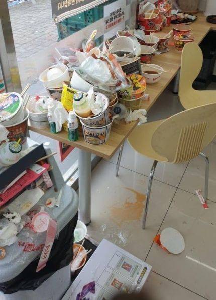 제주도에 위치한 한 편의점에서 쓰레기를 무단 투기하고 사라진 중국인 단체관광객. ⓒSNS 캡처
