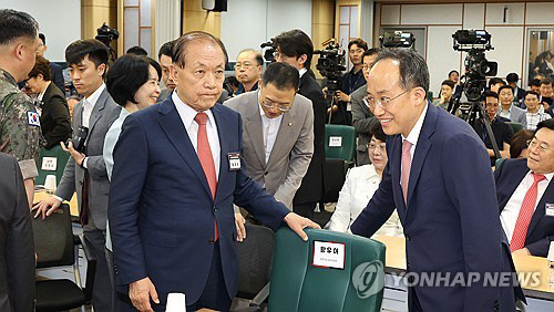 국민의힘 황우여 비상대책위원장(왼쪽)과 추경호 원내대표가 9일 국회 의원회관에서 열린 '대한민국 핵잠재력 확보전략 정책토론회' 참석해 착석하고 있다. 연합뉴스