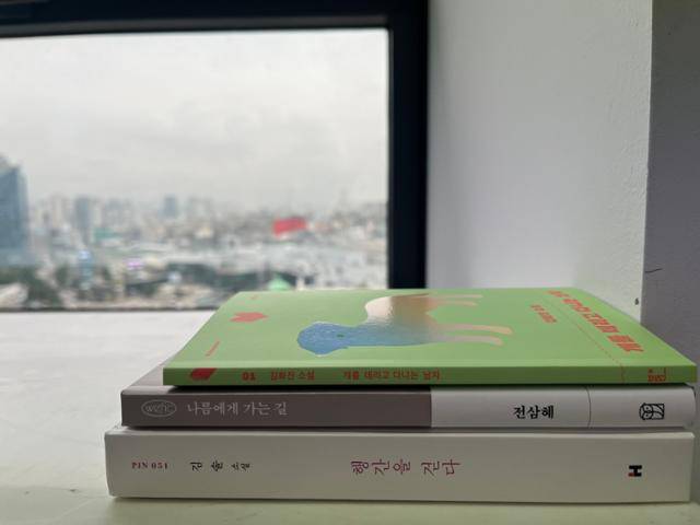 갈수록 얇아지는 소설책들. 위에서부터 차례대로 달달북스 시리즈의 '개를 데리고 다니는 남자'와 위픽 시리즈의 '나름에게 가는 길', 현대문학 핀 시리즈의 '행간을 걷다'. 전혼잎 기자