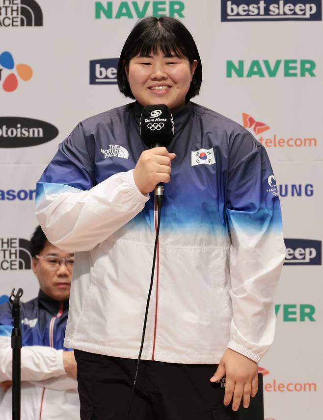 <yonhap photo-4952=""> 질문에 답하는 김하윤 (진천=연합뉴스) 김인철 기자 = 유도 국가대표 김하윤이 26일 충북 진천국가대표선수촌 챔피언하우스에서 열린 2024 파리하계올림픽 D-30 미디어데이 대한민국 선수단 기자회견에서 취재진 질문에 답하고 있다. 2024.6.26 yatoya@yna.co.kr/2024-06-26 12:04:05/ <저작권자 ⓒ 1980-2024 ㈜연합뉴스. 무단 전재 재배포 금지, AI 학습 및 활용 금지></yonhap>