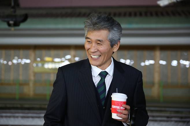 진보 논객의 대부, 킹메이커, 독설가, 그리고 소통 전도사. 강준만을 수식하는 여러 말이 있다. 그중 어떤 것이 강준만의 ‘진짜’ 모습에 가까울까. 지난 2014년 정희진 여성학 연구자가 그를 인터뷰한 한겨레 기사에는 그의 학교 연구실과 저술공간을 비롯해 그의 다양한 표정이 담겨 있다. 종일 그의 모습을 카메라에 담았던 강재훈 당시 한겨레 사진기자는 그날 익산역 플랫폼까지 배웅 나와 일행에게 커피를 건네며 환하게 웃던 얼굴이 그의 본모습에 가장 가깝다고 생각했단다. 이 사진은 책 153쪽에도 실려 있다. /강재훈 사진가