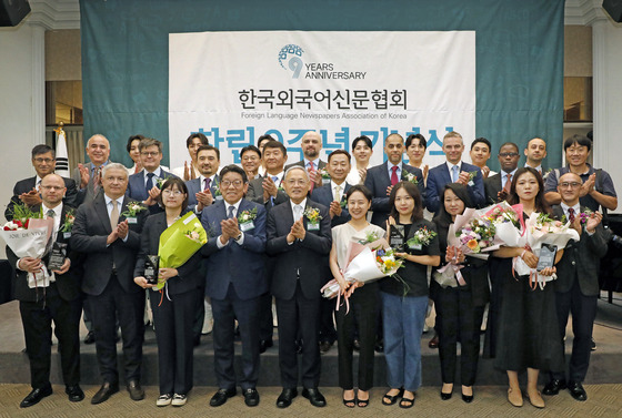 Culture Minister Yu In-chon, fifth from left in the front row, and Choi Jin-young, chair of the association and CEO of Herald Media Group, fourth from left in the front row, pose for a commemorative photo with the recipients of the association's award for outstanding journalists, on Tuesday in a ceremony marking the association's ninth anniversary at the Korea Press Center in central Seoul. The recipients, all standing in the front row, include Kim Jee-hee, head of the Digital Team at the Korea JoongAng Daily, third from left in the front row. [PARK SANG-MOON]